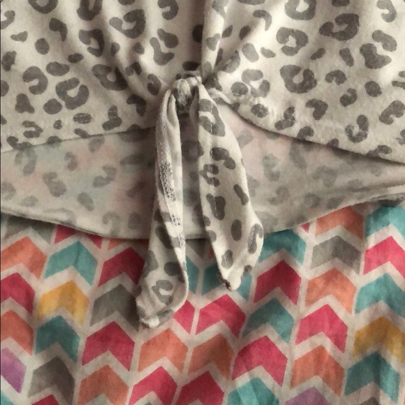 Open shoulder, knot at bottom of shirt,Long sleeve - Picture 2 of 4